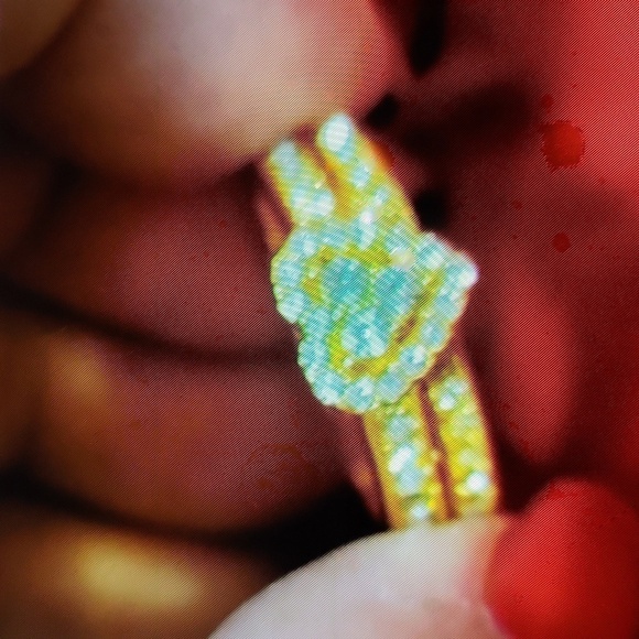 NWT 2PC Engagement setrhinestones heart shape, gold tone size 7 - Picture 2 of 9